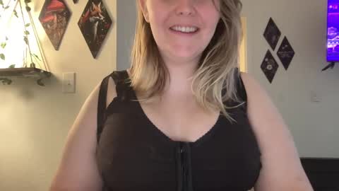 Snapshot of kristicutiez chatting on 02.18.25 Kristi 3 online show from 02.18.25