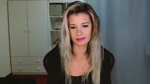 KristineAmore online show from 12.15.25