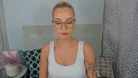Snapshot of kristyflowers chatting on 04.30.26 KristyFlowers online show from 04.30.26