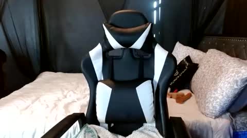 Snapshot of krystalblakexxx chatting on 11.15.25 Krystal Blake online show from 11.15.25