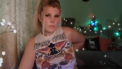 Snapshot of kudesnizza chatting on 12.15.24 Annika MTF ts post -op online show from 12.15.24