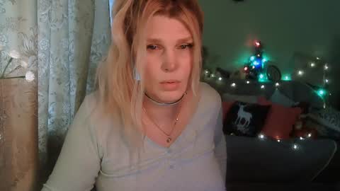 Snapshot of kudesnizza chatting on 12.18.24 Annika MTF ts post -op online show from 12.18.24