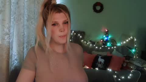 Snapshot of kudesnizza chatting on 12.21.24 Annika MTF ts post -op online show from 12.21.24
