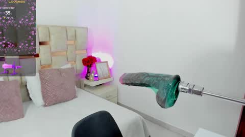 Snapshot of kuitty_sara chatting on 09.27.25 SARA online show from 09.27.25