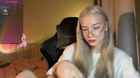 Bella and Alexandra online show from 06.04.26