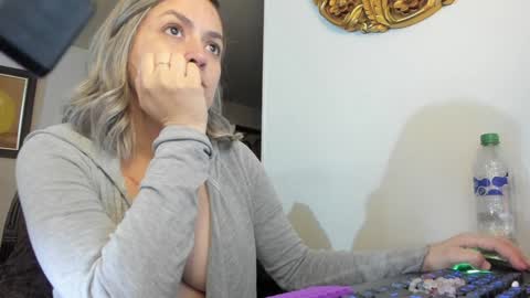 Snapshot of kyhara chatting on 01.26.25 kyhara online show from 01.26.25