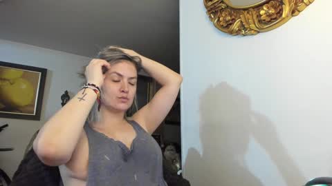 Snapshot of kyhara chatting on 01.28.25 kyhara online show from 01.28.25