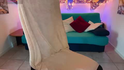 Snapshot of kyliecb chatting on 06.19.26 Kylie online show from 06.19.26