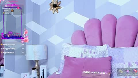 Snapshot of kyliemonnet chatting on 01.08.25 Kylie jl online show from 01.08.25