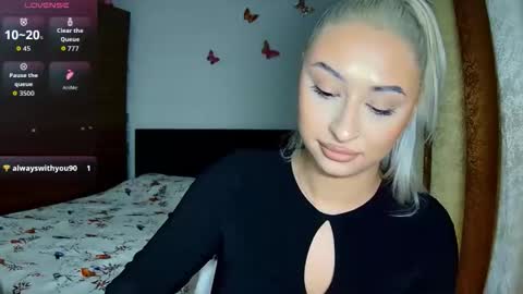 Snapshot of kylieoneadams chatting on 11.12.25 kylie online show from 11.12.25