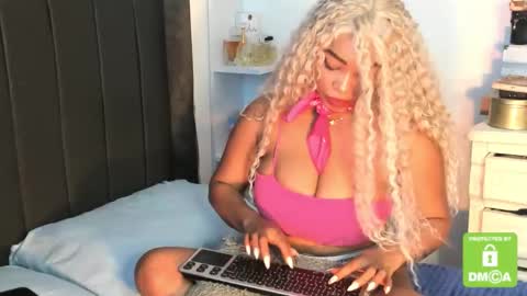 Snapshot of kyliewhiteboobs chatting on 11.27.25 kylie white boobs online show from 11.27.25