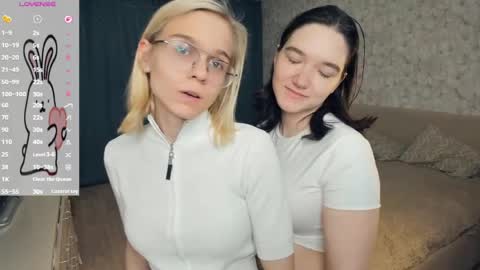 Violet and Isabel online show from 05.05.26