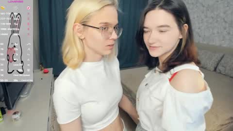 Violet and Isabel online show from 05.06.26