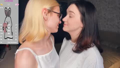 Violet and Isabel online show from 05.23.26