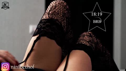 Snapshot of lady_ni chatting on 03.01.25 700 1300 -5 online show from 03.01.25