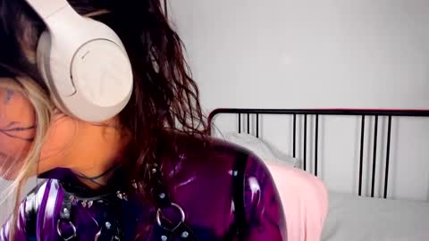 Mia online show from 02.06.25