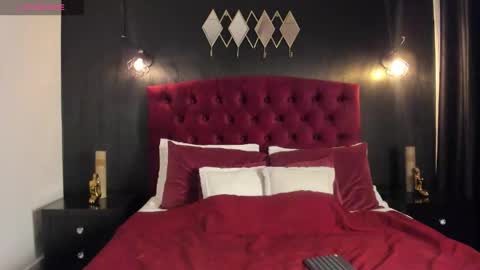 Snapshot of laia_jonees chatting on 11.02.25 Laia online show from 11.02.25