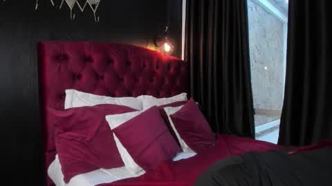 Snapshot of laia_jonees chatting on 11.22.25 Laia online show from 11.22.25