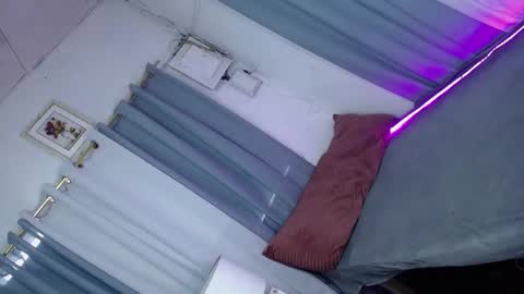 Elle 3 online show from 02.22.25