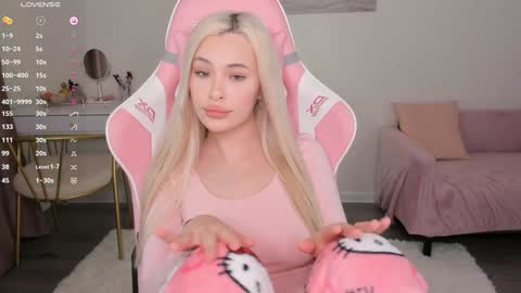 Snapshot of lana_mazy chatting on 01.12.25 Lana online show from 01.12.25