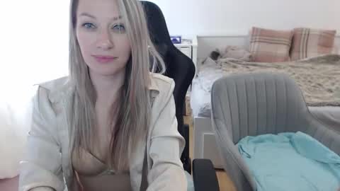 Snapshot of lara_c_rau chatting on 09.13.25 Lara online show from 09.13.25