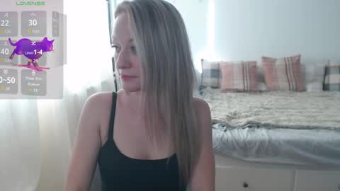 Snapshot of lara_c_rau chatting on 09.15.25 Lara online show from 09.15.25