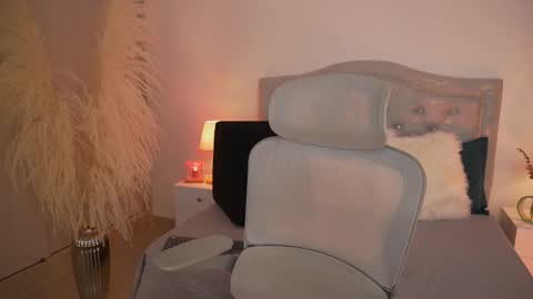 Snapshot of larabaker chatting on 10.02.25 Lara online show from 10.02.25