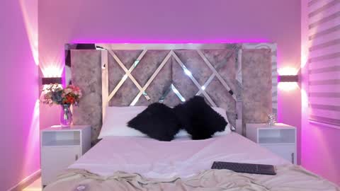 Snapshot of larabrook chatting on 12.23.24 Lara online show from 12.23.24