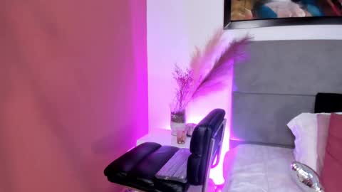 Snapshot of laragoldd chatting on 02.20.25 Lara Gold online show from 02.20.25