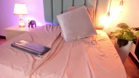 Snapshot of laragoldd chatting on 02.28.25 Lara Gold online show from 02.28.25