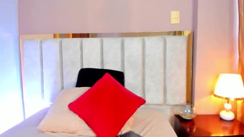 Snapshot of laragoldd chatting on 10.31.25 Lara Gold online show from 10.31.25