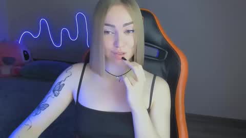 LaraKrein lk online show from 11.17.25