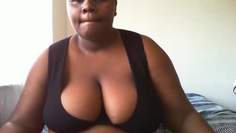 Snapshot of laralovex chatting on 12.15.24 laralovex online show from 12.15.24