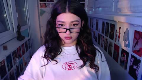 Snapshot of latina_mia chatting on 01.18.25 miiiiiiaaaa online show from 01.18.25