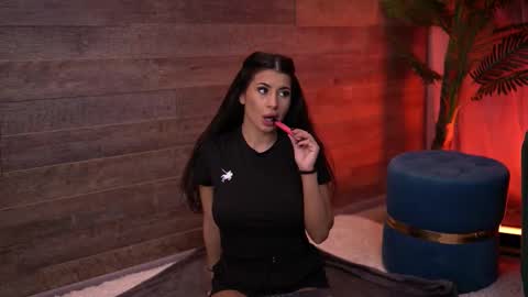 Snapshot of latinaloco chatting on 11.29.25 Latina online show from 11.29.25