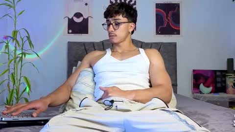 Snapshot of latinguyxl chatting on 11.10.25 Logan online show from 11.10.25