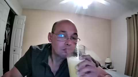 Snapshot of latinoinfla chatting on 10.15.25 latinoinfla online show from 10.15.25