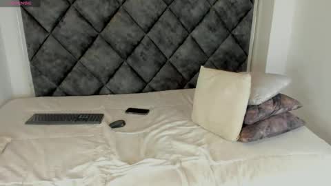 Snapshot of latrellx7 chatting on 09.19.25 LEANDRO online show from 09.19.25