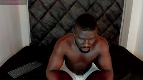 Snapshot of latrellx7 chatting on 10.21.25 LEANDRO online show from 10.21.25