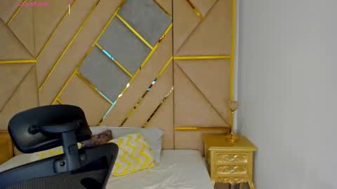 Snapshot of latrellx7 chatting on 11.01.25 LEANDRO online show from 11.01.25