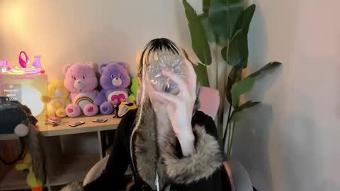 laukyubey1 online show from 10.24.25