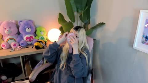 laukyubey1 online show from 10.27.25