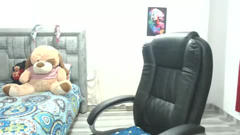 CALL ME LOVE  LAURA online show from 10.22.25