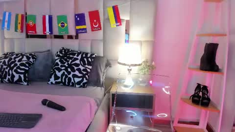 Snapshot of laura_dicardy chatting on 06.17.26 laura_dicardy online show from 06.17.26