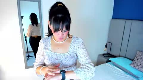 Snapshot of laura_hotties chatting on 11.26.25 laura hotties online show from 11.26.25