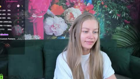 Snapshot of laura_pudd chatting on 11.14.25 Laura online show from 11.14.25