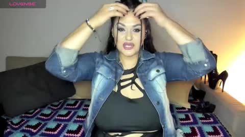 Snapshot of laura_sinner chatting on 09.19.25 Laura online show from 09.19.25