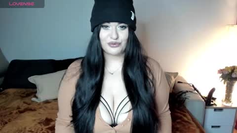 Snapshot of laura_sinner chatting on 11.11.25 Laura online show from 11.11.25