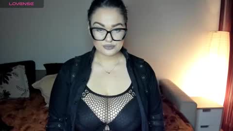 Snapshot of laura_sinner chatting on 11.17.25 Laura online show from 11.17.25