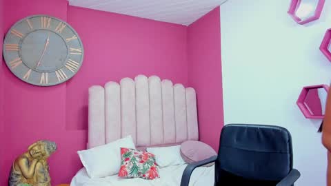 Laura Glowing online show from 12.03.24